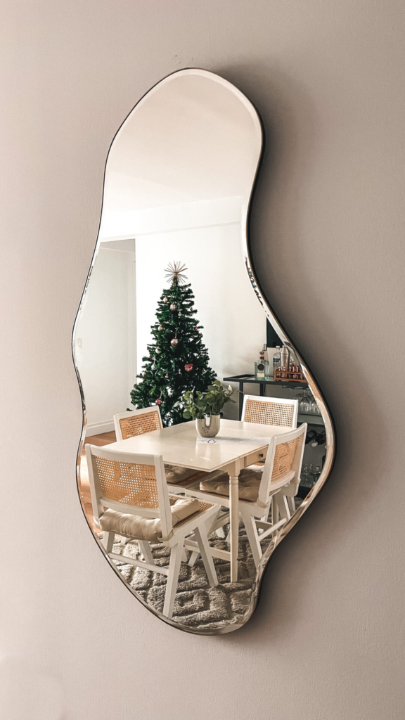 Mirrror in wall